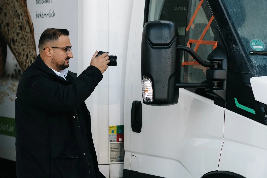 Cüneyt Kadak fotografiert die Fahrerseite eines weißen Transporters Iveco Daily
